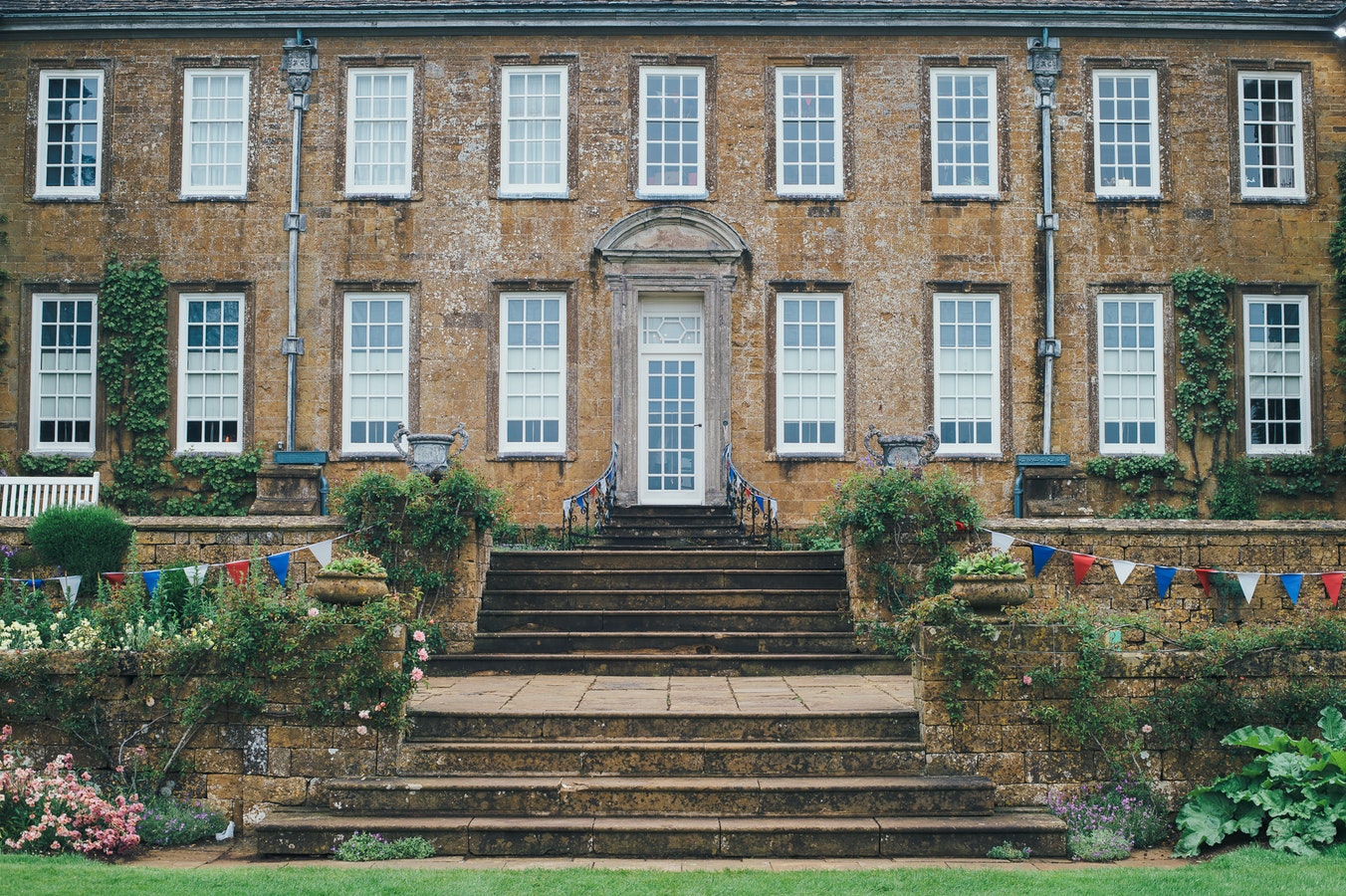 £1 million mortgage for married couples using four incomes to purchase large home